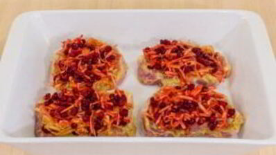 свинина, запеченная с яблоками и брусникой