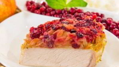 свинина, запеченная с яблоками и брусникой