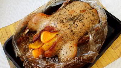 утка в рукаве в духовке