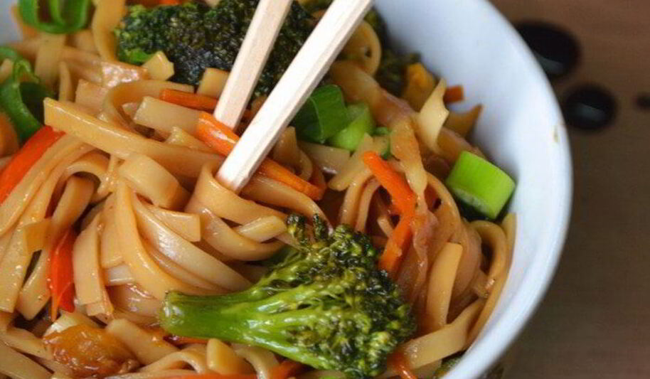 Рецепт нудлса — яичной лапши с овощами и соевым соусом