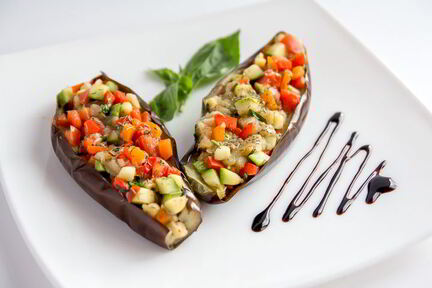 Баклажаны, фаршированные овощами