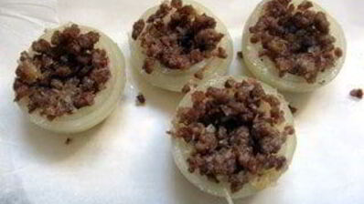 фаршированный лук с яичным желтком