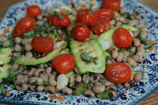 Фасоль с цукини, помидорами черри и базиликом