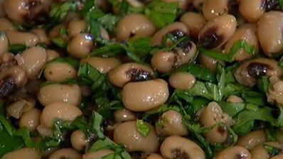 фасоль с цукини, помидорами черри и базиликом