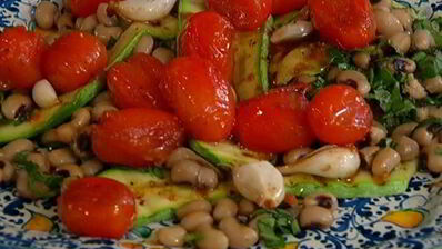 фасоль с цукини, помидорами черри и базиликом