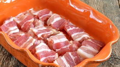 картофель, запеченный с курицей и беконом