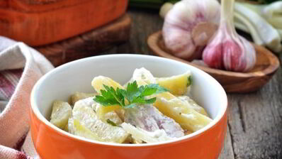 картофель, запеченный с курицей и беконом