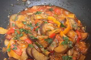 Овощи, тушены в соусе из соков и соевого соуса