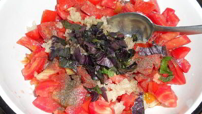 перец фаршированный помидорами