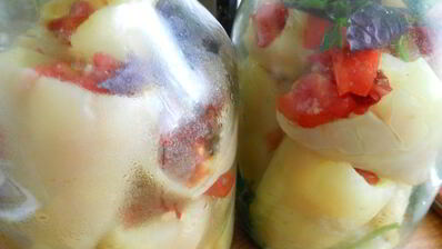 перец фаршированный помидорами