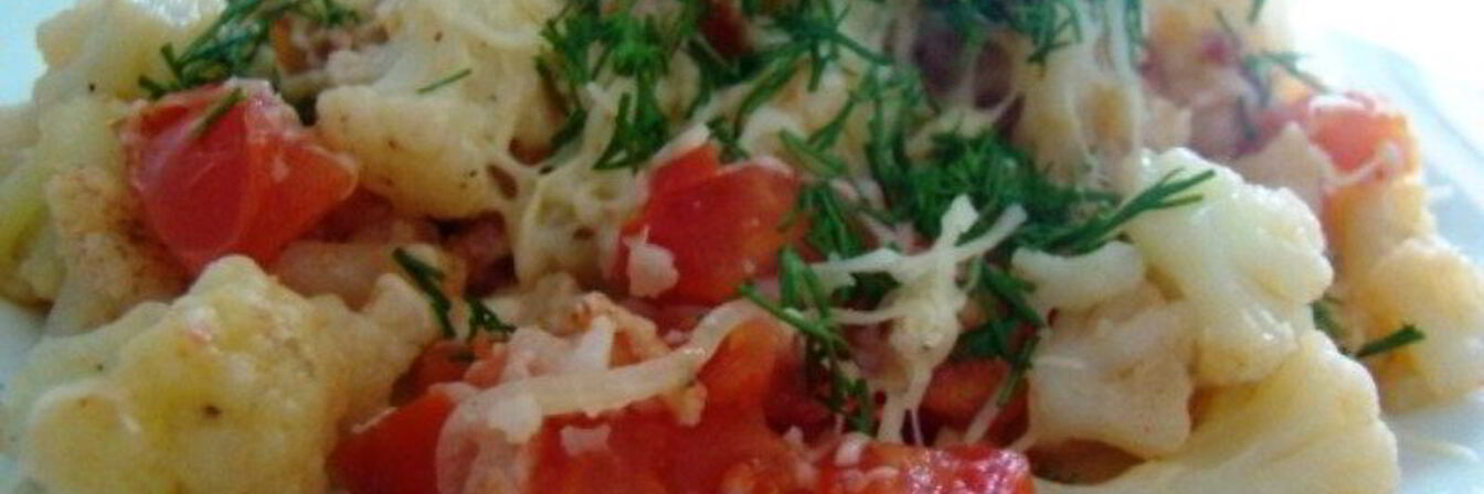 Цветная капуста с беконом и помидорами