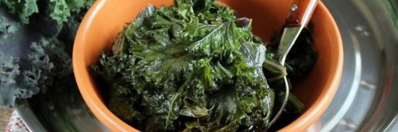 Тушеная капуста кале с чесноком