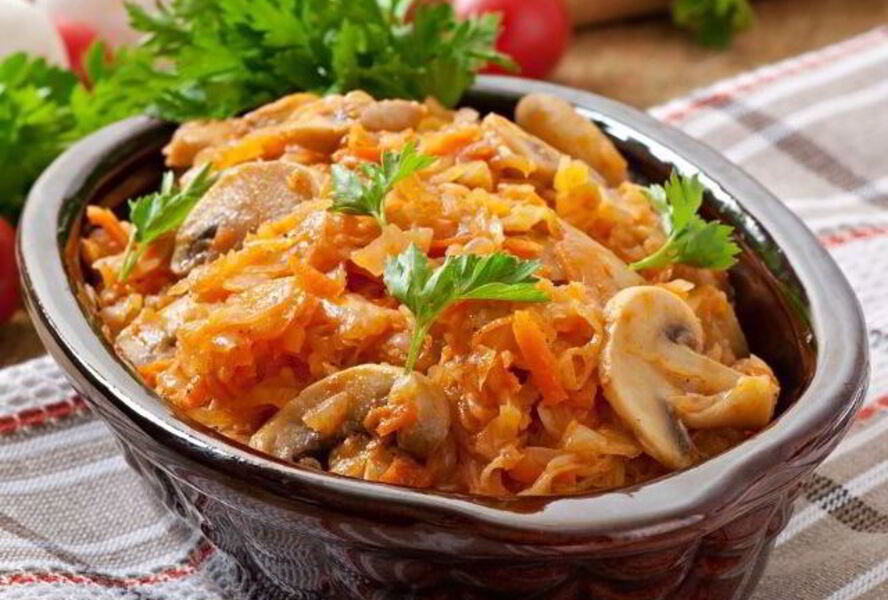 Тушеная капуста с грибами и картошкой
