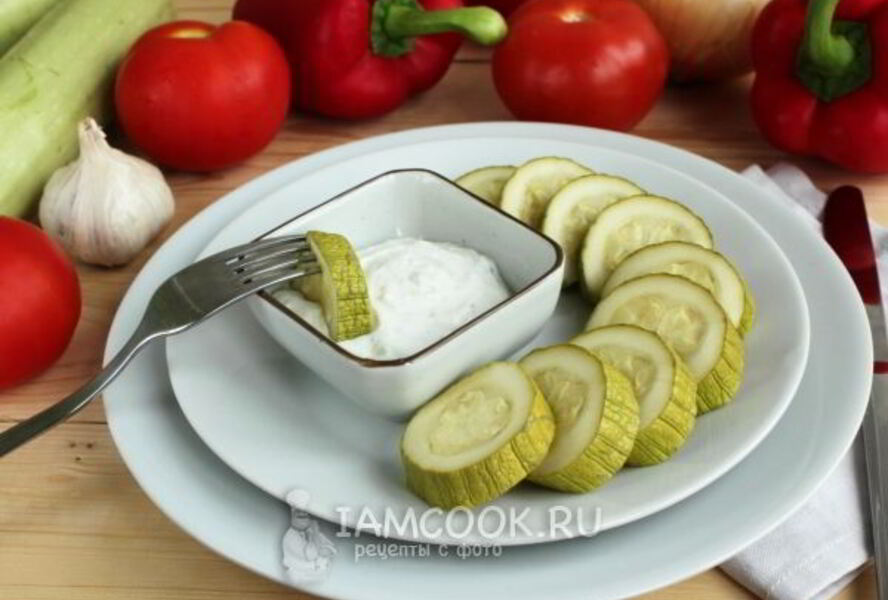 Запеченный кабачок с сырным соусом