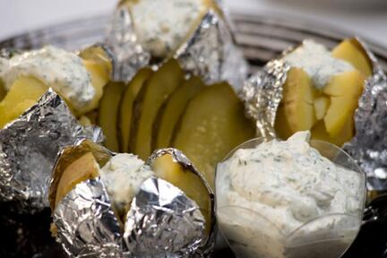 Запеченный картофель с соусом