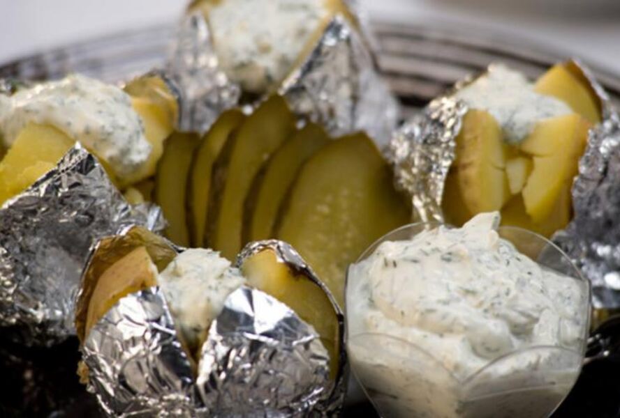 Запеченный картофель с соусом