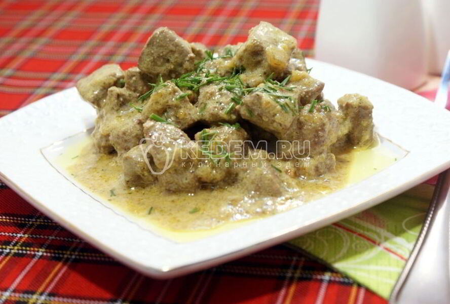 Говяжья печень со сметаной и зеленью