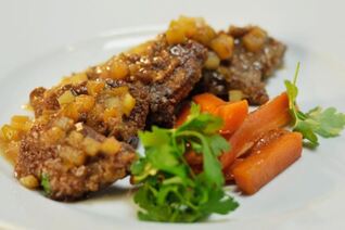 Говяжья печенка с морковью в яблочном соусе