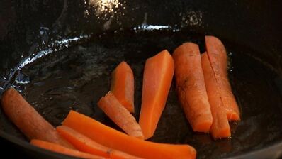 говяжья печенка с морковью в яблочном соусе