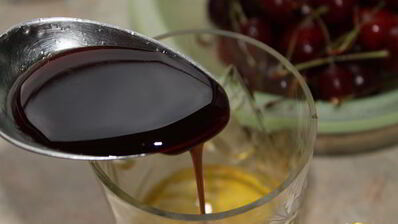 куриная печень с маринованной черешней