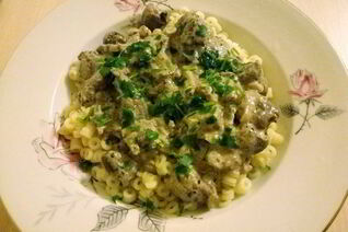 Куриная печень с сердечками в сметанном соусе