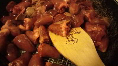 куриная печень с сердечками в сметанном соусе