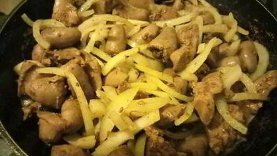 куриная печень с сердечками в сметанном соусе