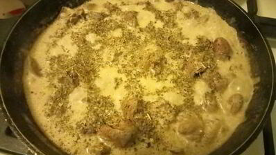 куриная печень с сердечками в сметанном соусе