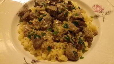 куриная печень с сердечками в сметанном соусе