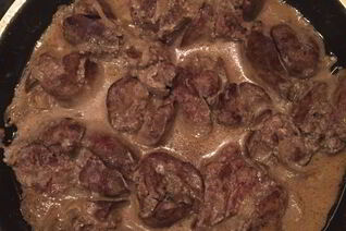 Куриная печень, тушеная со сметаной