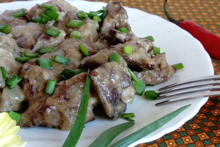 Куриная печень в сметанном соусе