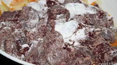 нежная говяжья печень в сметанном соусе