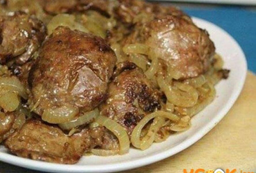 Печень куриная жареная с луком