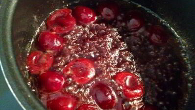 печень под соусом из маринованной черешни