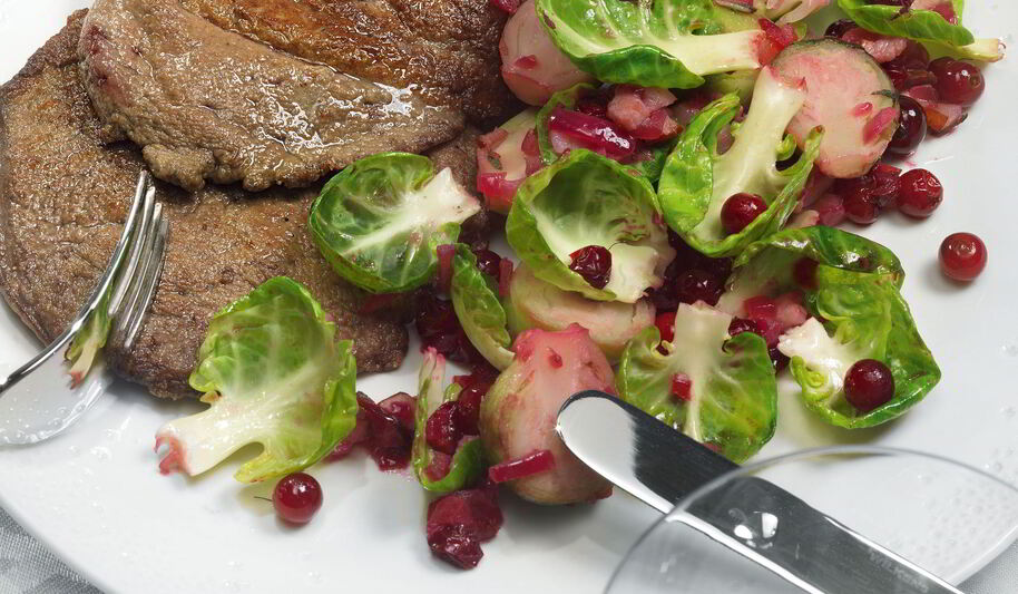 Рецепт печени с шалфеем, клюквой и брюссельской капустой