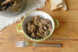 Печень свиная тушеная в сметане