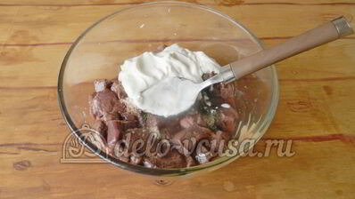 печень свиная тушеная в сметане