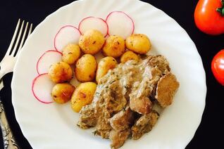 Печень в сметанном соусе с эстрагоном