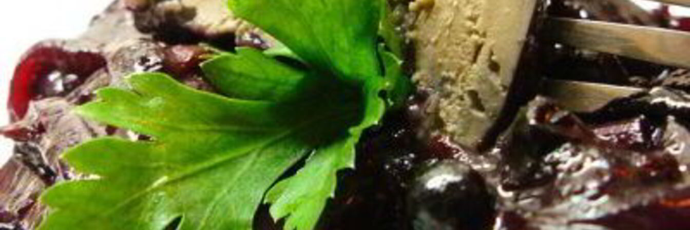 Тушеная куриная печень с черной смородиной