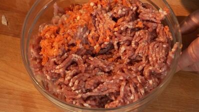 пельмени медвежьи уши со смешанным фаршем и розовой сметаной