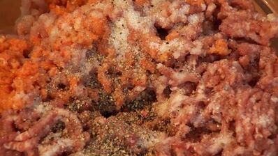 пельмени медвежьи уши со смешанным фаршем и розовой сметаной