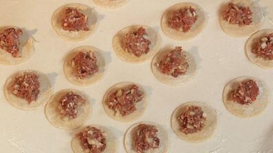 пельмени медвежьи уши со смешанным фаршем и розовой сметаной