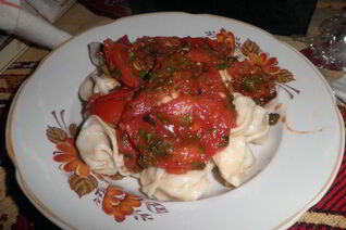 Пельмени с томатным соусом