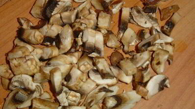 жареные пельмени с грибами и капустой