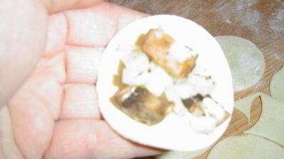 жареные пельмени с грибами и капустой