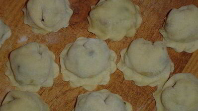 жареные пельмени с грибами и капустой