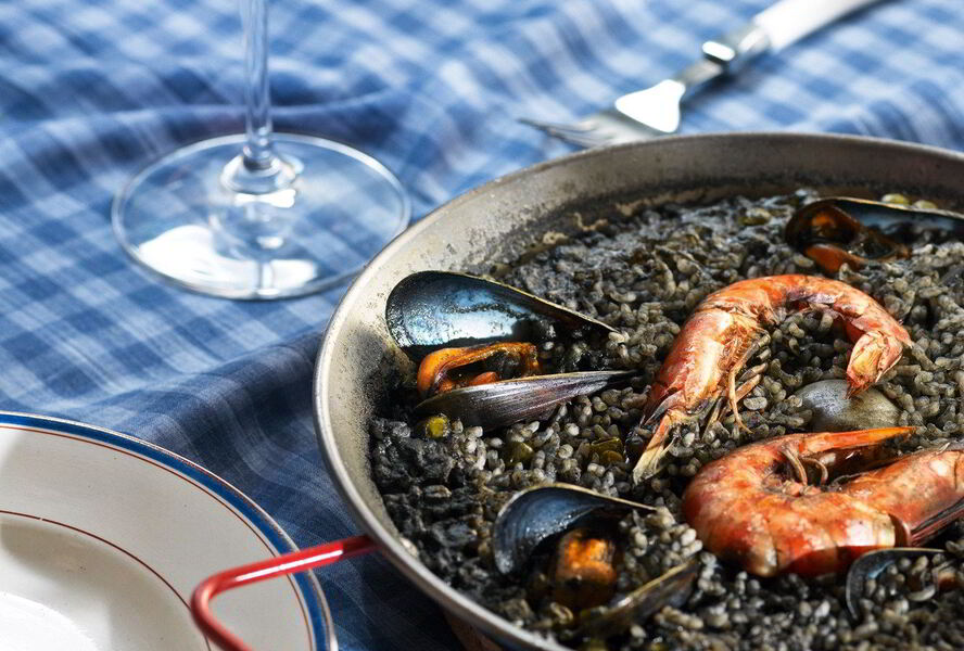 Черная паэлья с креветками