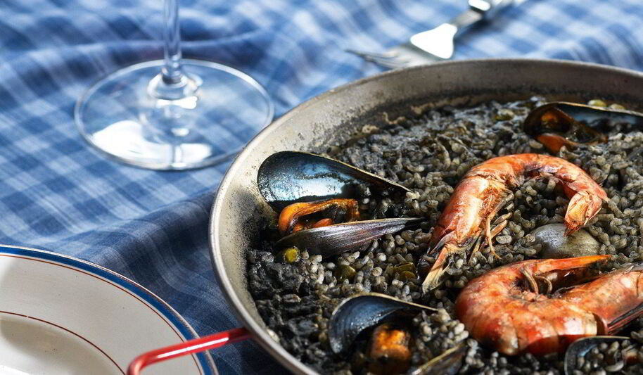 Рецепт черной паэльи с креветками