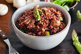 Пилав из коричневого риса, спаржи и грибов в мультиварке