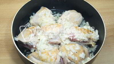 плов с курицей, изюмом и морковью по-корейски